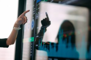 Человек указывает пальцем на монитор презентация